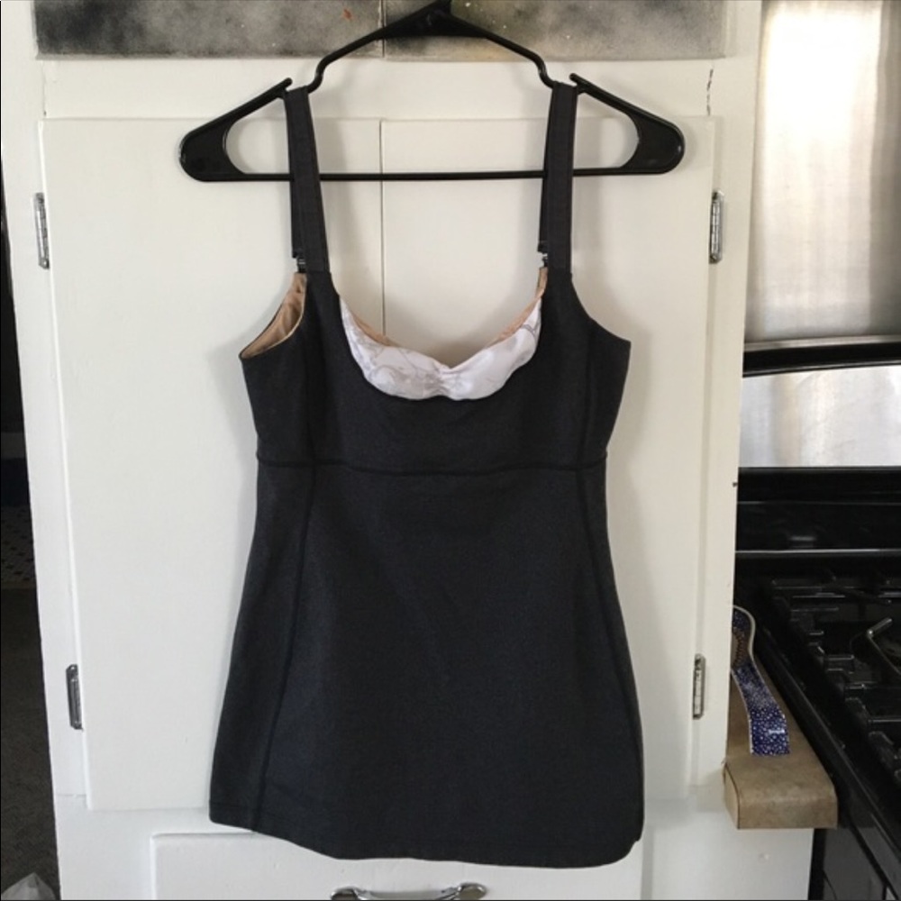 Lululemon tank, great for running, yoga or play!!